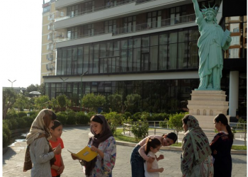 “The New York Times”: Afganët, mes luksit dhe traumave, në vendpushimet bregdetare të Shqipërisë