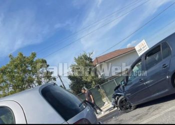 Elbasan/ Dy makina bëjnë aksident ‘kokë më kokë’, plagoset njëri prej shoferëve, probleme në trafik (Foto)