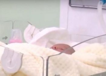 Mirënjohja/ Lind fëmija i parë afgan në Lezhë, prindërit i venë emër shqiptar