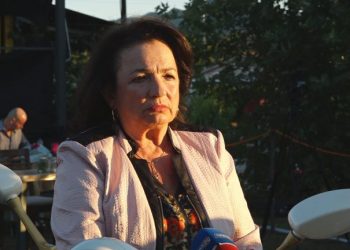 “Ndenjëm 15 minuta të përqafuar”/ Alida Hisku kujton takimin me Sherif Merdanin: Erdhi tek unë sapo doli nga burgu
