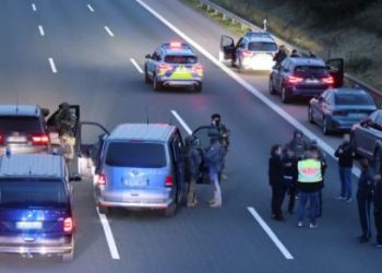 Alarm në Gjermani/Pasagjeri i armatosur merr peng dy shoferat e një autobusi (FOTO)