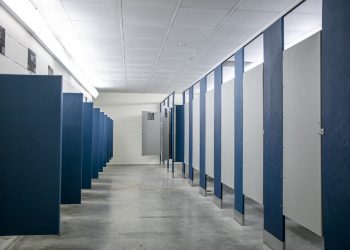 Studimi australian: Rrezik i ulët i marrjes së Covid-19 nga tualetet publike