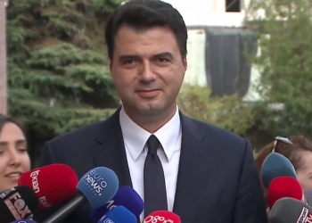 Po e prisnin te shkallët, Basha u “qan” hallin gazetarëve: Si kaluat, a u lodhët? Ditë e ngarkuar sot