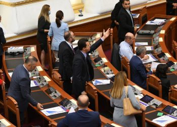 Opozita largohet nga Kuvendi/ Basha ‘përplaset’ me Nikollën: Turp të të vijë!