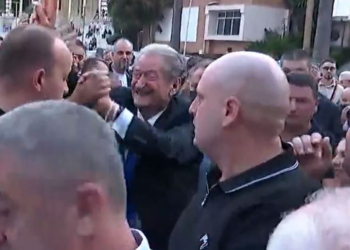 Berisha “sfidon” Covidin, puth e përqafon demokratët në Durrës, thirrjet: O Sali, o flori. … Rama ik, Basha ik!