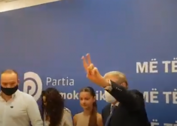 “O Lulzim, o legen prite Salën po të vjen”/ Demokratët, si dikur kundër Fatos Nanos, ja si e presin Berishën