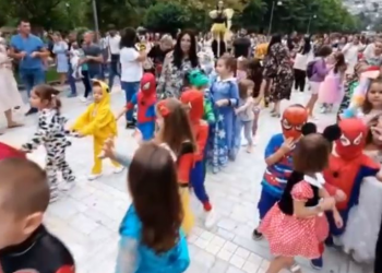 FOTO/ Rikthehen karnavalet në Berat. Fëmijët dhurojnë “spektakël” në pedonale