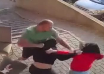 VIDEO/ Pamje të rënda! Burri dhunon me grushte, shkelma e shkop bejsbolli 3 vajzat e reja. Ato mbrojnë njëra tjetrën
