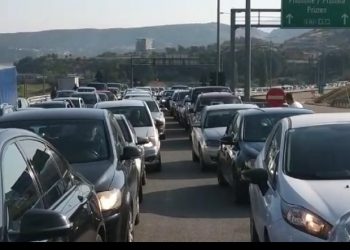 “S’mund t’u bëj test të shpejt fëmijëve”/ Dhjetëra familje të kthyera nga Qafë Thana nga masat e reja: Jam i zhgënjyer, tek ne kushton 2 euro këtu 25 euro