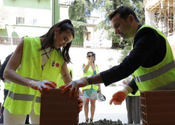 Dua Lipa poston videon e kopshtit të ri në Tiranë, ndihmoi për ndërtimin e tij