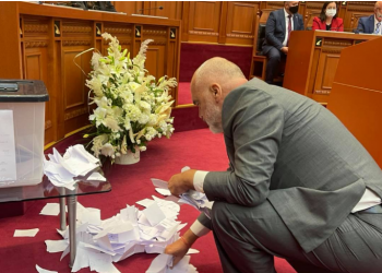 FOTOT/ Demokratët grisin fletët e votimit, Rama i mbledh dhe i fut në qese, irritohet deputeti i PD