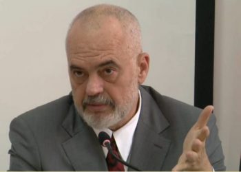 Rrëfimi i Ramës me studentët: “Nuk e mendoja se do vishja ndonjëherë kostum, kisha vath në vesh”