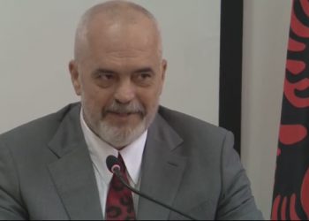“Jeni ikonë e modës”/ Rama humor pas komplimentes së studentes: Kur nuk t’i ka dhënë Zoti të gjitha, sajohesh