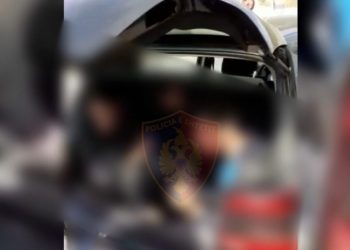 I fshehën emigrantët në bagazhin e makinës, arrestohen 5 persona