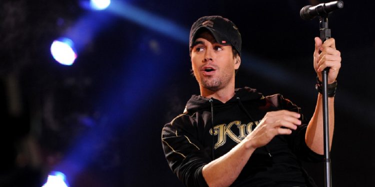 Spanish singer Enrique Iglesias performs during the Help for Heroes Concert 2010 at Twickenham Stadium, southwest London, on September 12, 2010. AFP PHOTO / BEN STANSALL (Photo credit should read BEN STANSALL/AFP/Getty Images)