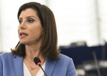 Afganët në Shqipëri “shqetësojnë” sërish eurodeputeten greke: Brukseli është në dijeni?