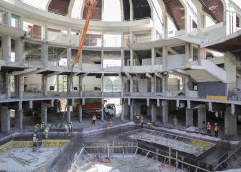 Veliaj inspekton Piramidën: Të rinjve do t’u bëjmë dhuratë qendrën më të madhe të teknologjisë në vend