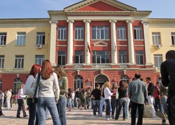 Epidemiologia: Studentët që kanë kaluar COVID në 3 muajt e fundit të lejohen në auditore pa u vaksinuar