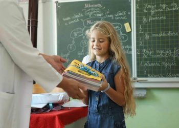 Skema mbështetëse e librave falas, ministrja Kushi: Përfitojnë 280 mijë nxënës, ulim barrën financiare për familjet shqiptare