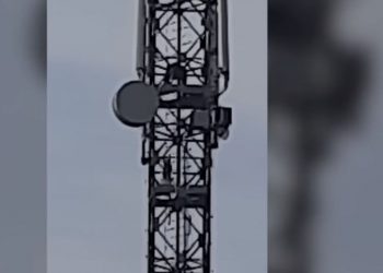 VIDEO / Mediat në Beograd: Zjarrfikësi në Kosovë hedh poshtë flamurin serb nga antena