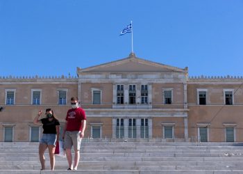 Shteti fqinj ashpërson masat, kufizime të reja për të pavaksinuarit