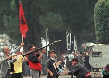 FOTOT/ 14 Shtatori, 23 vite më parë Berisha dhe PD organizuan të parin grusht shteti në Shqipëri. Pushtimi i kryeministrisë dhe RTSH