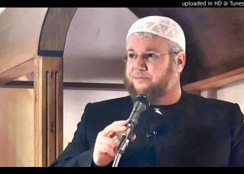 “Njerëzit më të urryer të Allahut janë beqarët e beqarkat”/ Fjalët e hoxhës bëhen virale, reagime në rrjet