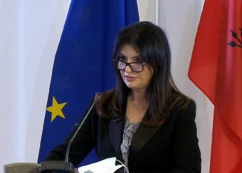 Reagimi i ashpër/ Jozefina Topalli: Sot Lulzim Basha më kujtoi Enver Hoxhën me përjashtimin e Sali Berishës