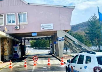 Sekuestrohen mbi 17 mijë euro të padeklaruara në Kapshticë, si e zbuloi Policia shumën në çantën e 57-vjeçarit