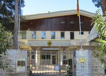 Ambasada Gjermane njoftim për qytetarët: Të martën hapet Sektori Konsullor. Personat që janë informuar për të tërhequr pasaportat do të…
