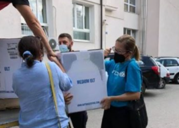 Anti-COVID/ Mbërrijnë mbi 550 mijë vaksina Pfizer në Kosovë