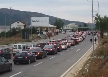 Kosovarët mbarojnë pushimet! Radhë kilometrike në kufi…