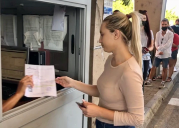 Punëtorët shqiptarë bllokohen në kufirin me Malin e Zi, problem testet
