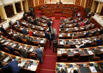 Mblidhen sot komisionet parlamentare/ Demokratët s’futen online, PD: Deputetët do të jenë të pranishëm në salla
