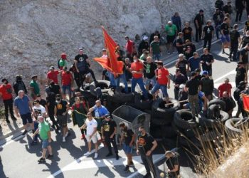 Mali i Zi/ Ekstremistët serbë thyejnë kordonin e policisë dhe bllokojnë rrugët drejt Manastirit të Cetinjes (Video)