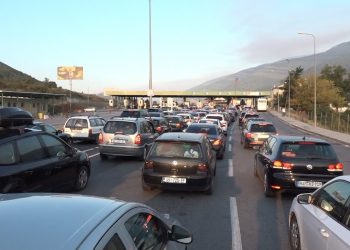 Masat anti-COVID, radhë kilometrike për të hyrë në Kosovë