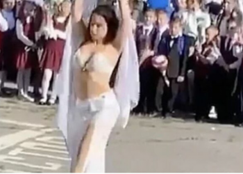 VIDEO/ Mësuesja mirëpret fëmijët në shkollë me kërcim sensual, kënaqen nxënësit e shtangen prindërit