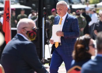 Ironia e Lesit: Sa i shkoi shkresa për Ramën kryeministër, Meta u ngrit nga vila në Lalëz dhe iku me vrap e firmosi në Tiranë