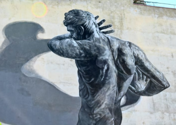 FOTO/ “Njeriu dhe arkitektura”, një tjetër murale që po zbukuron Tiranën