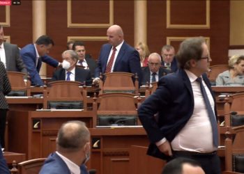 FOTOT/ Deputetët ‘paradë’ pa maska, ja si u veshën zonjat