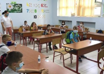 Të hënën nis shkolla/ Nxënësit në klasa me turne, jo mësim online