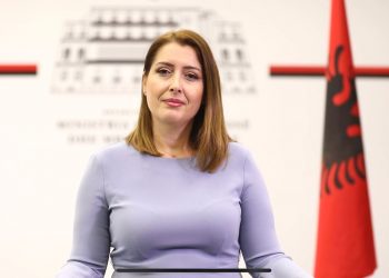 “Ju drejtohem si nënë, vajzë e motër, vaksinohuni”/ Manastirliu: U ulen rastet, por u rritën fatalitetet! Mos dëgjoni broçkullat…
