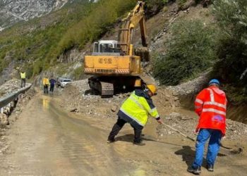 Shirat e rrëmbyeshëm/ Pastrohet rruga Kukës-Ura Zapodit, ARRSH: Asnjë problem me qarkullimin!