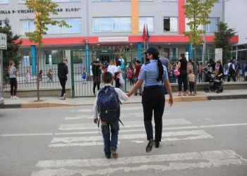 Policia Bashkiake masa për sigurinë e nxënësve/ Veliaj: Jemi pranë jush për t’u kujdesur