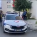 U ndaluan për kontroll rutinë, policia gjen në makinën e të rinjëve granata dore/ Arrestohet pasagjeri, në pranga edhe shoferi