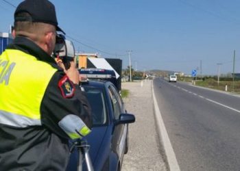 Të dehur dhe pa patentë në timon/ Policia aksion në rrugë, 15 shoferë të arrestuar e mbi 2500 të gjobitur