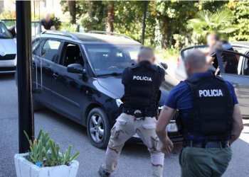 Policia aksion në Tiranë, kapet një person me 1 kg kokainë në makinë