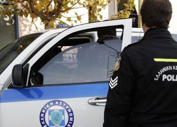 Tragjedi në familjen në Greqi/ Djali vret me thikë nënën, lajmëron vetë policinë