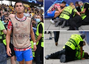 VIDEO/ Shtriu në tokë rojen e sigurisë, Kristiano Ronaldo bën gjestin që po bën xhiron
