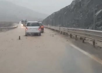 Reshjet intensive, vështirësohet lëvizja në rrugën e Kombit/ Pati rënie guresh dhe inertesh, bllokohet një krah i lëvizjes